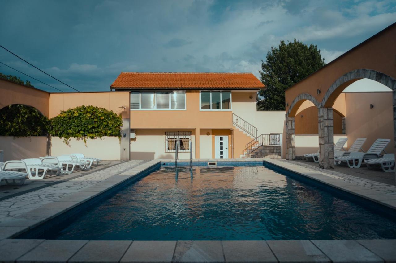Holiday Home Rozic - Villa With Private Seasonal Heated Pool 莫斯塔尔 外观 照片