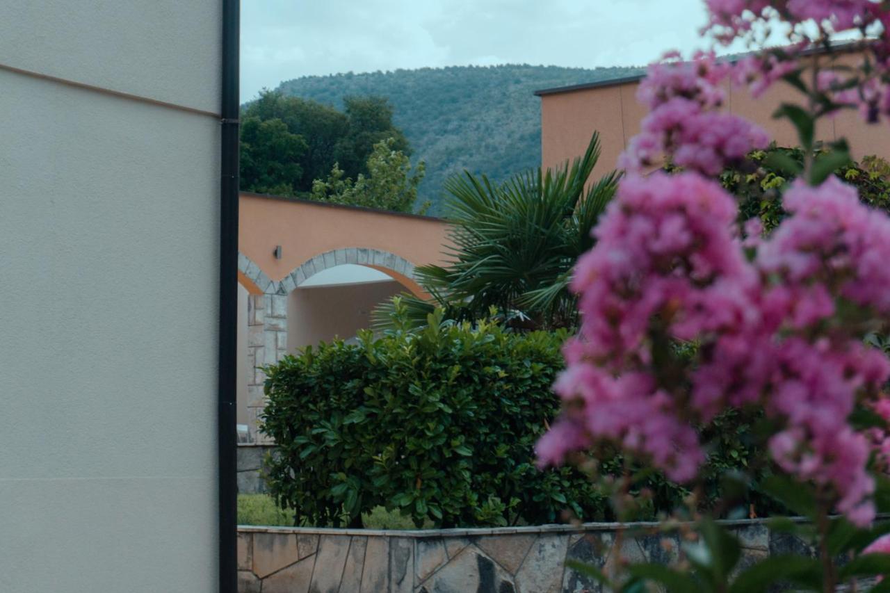 Holiday Home Rozic - Villa With Private Seasonal Heated Pool 莫斯塔尔 外观 照片