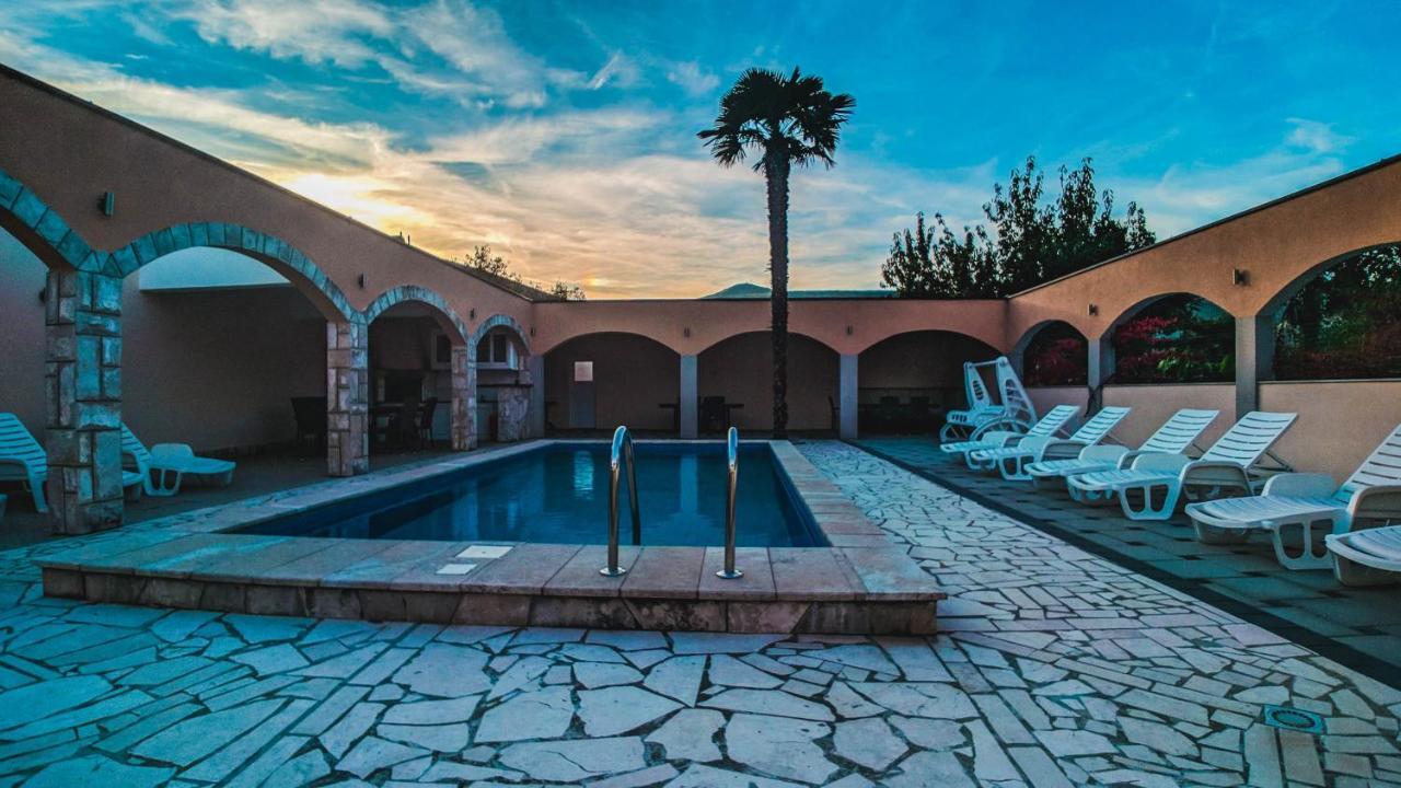 Holiday Home Rozic - Villa With Private Seasonal Heated Pool 莫斯塔尔 外观 照片