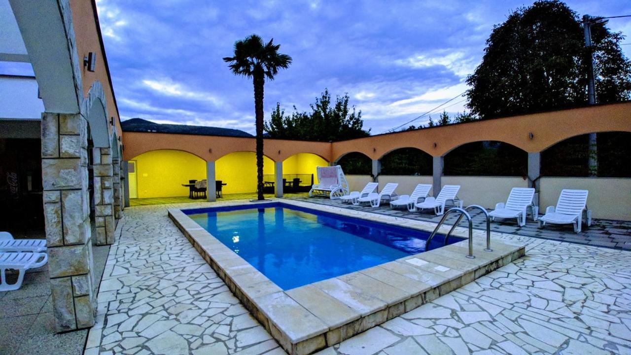 Holiday Home Rozic - Villa With Private Seasonal Heated Pool 莫斯塔尔 外观 照片